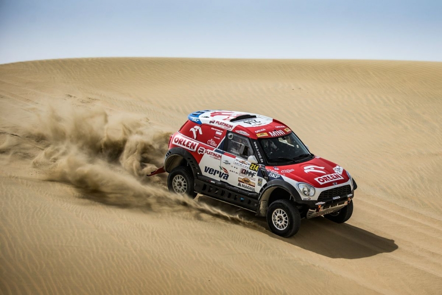 Imponująca forma Przygońskiego i Colsoula. Załoga Orlen Team prowadzi w Qatar Cross Country Rally 2017