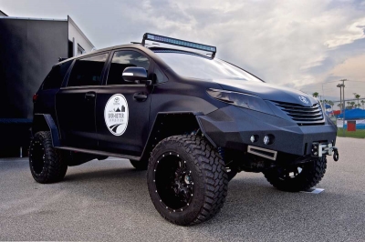 Toyota Ultimate Utility Vehicle - czarna eminencja