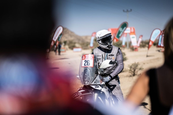 XII etap Dakar 2022. Konrad Dąbrowski na juniorskim podium