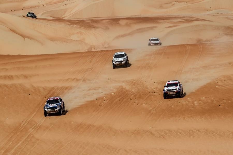 Wystartował Abu Dhabi Desert Challenge 2016 - Polacy walczą w czołówce