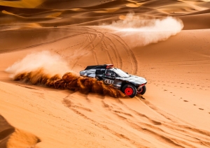 Dakar 2022. Elektryczne Audi RS Q e-tron w drodze na szczyt