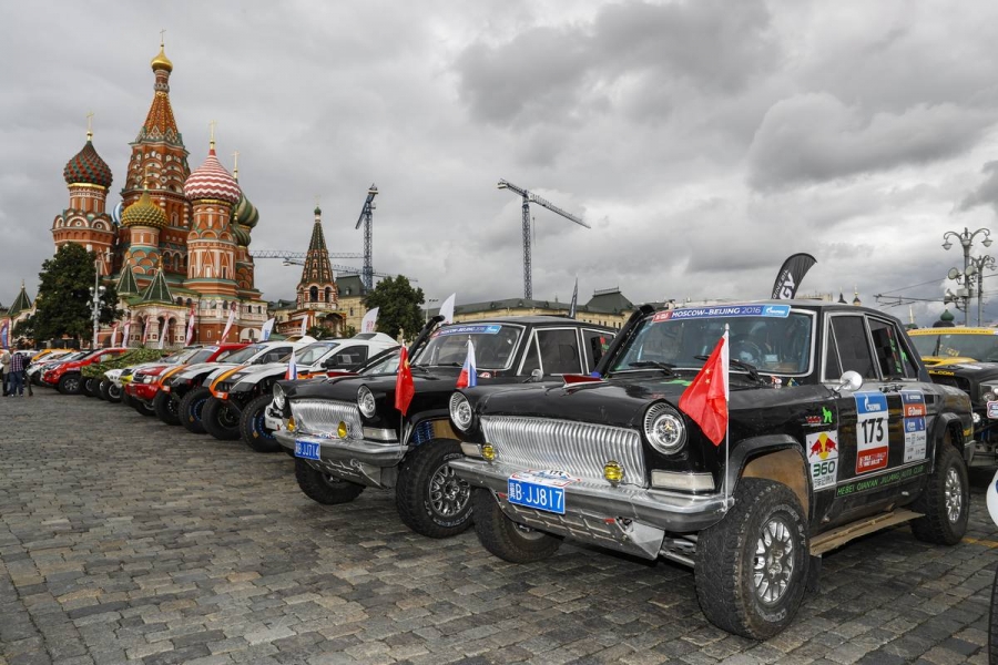 Wystartował Silk Way Rally 2016 – ruszyła maszyna i ciągnie z mozołem